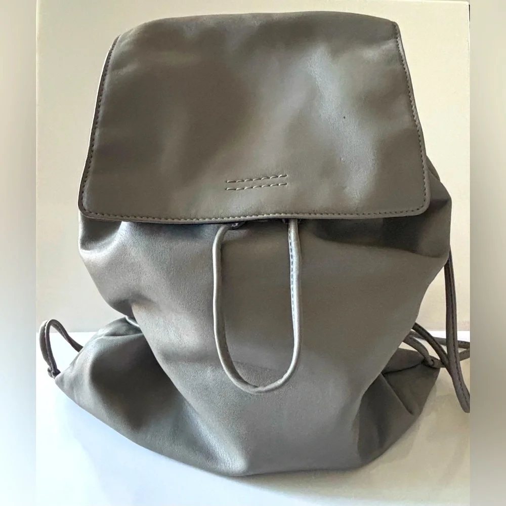 🦋2/25$ CoLab Gray faux soft Leather Pouch Back Pack - Picture 1 of 15